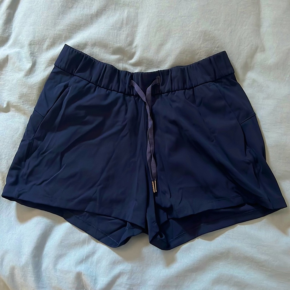 Lululemon - On the fly mid rise shorts 2.5”